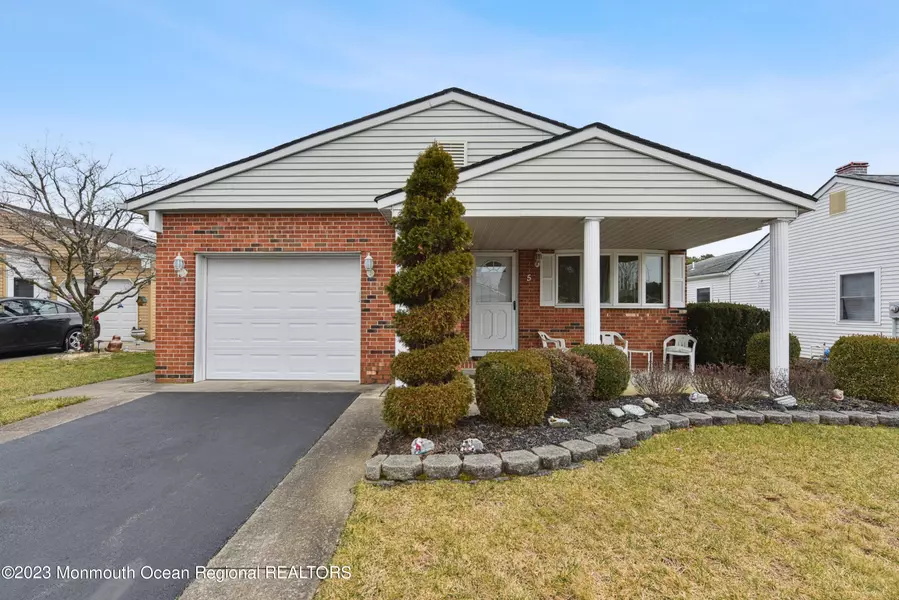 5 Tropicana Court, Toms River, NJ 08757
