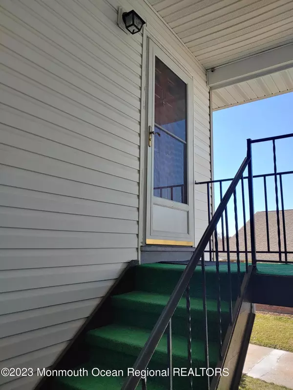 Matawan, NJ 07747,10 Maine Court