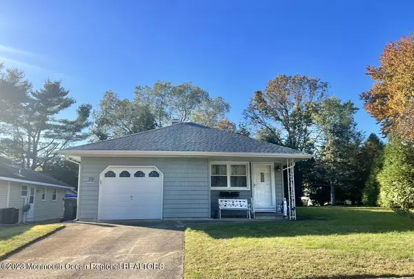 39 Mount Rainier Drive, Toms River, NJ 08753