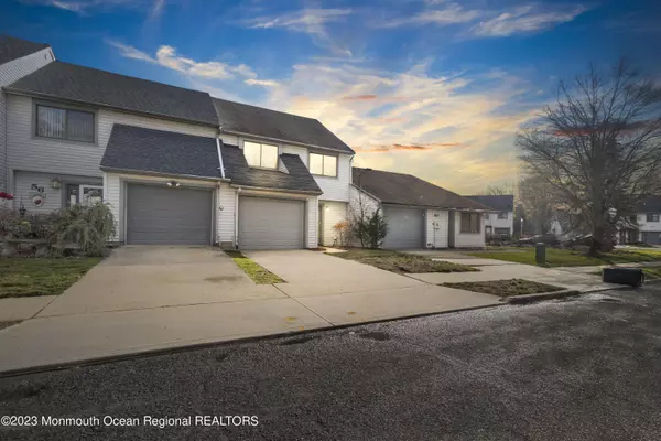 58 Lexington Circle, Matawan, NJ 07747