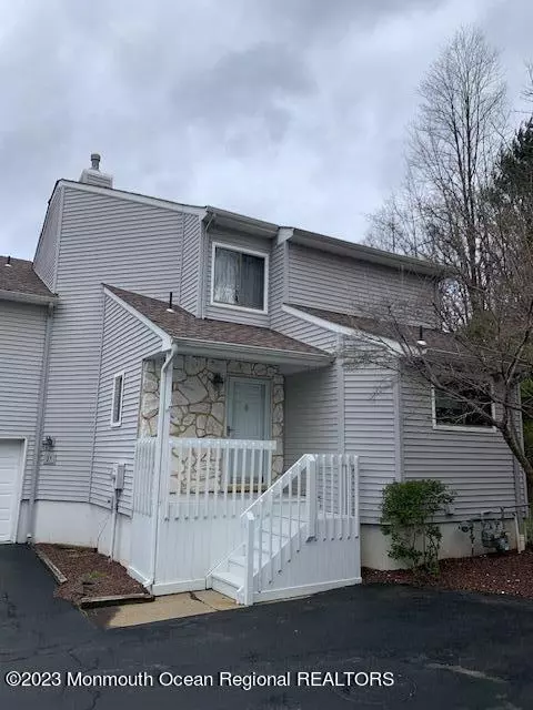 27 Clavendon Court, Middletown, NJ 07748