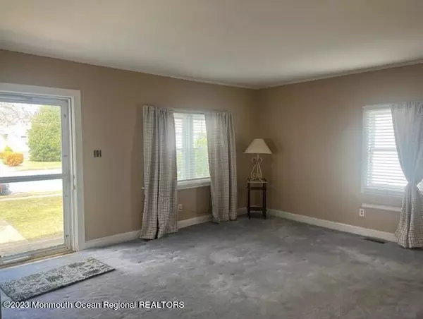 Keyport, NJ 07735,16 Maple Place