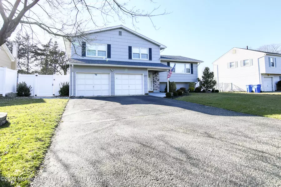 1004 Roanoke Drive, Toms River, NJ 08753