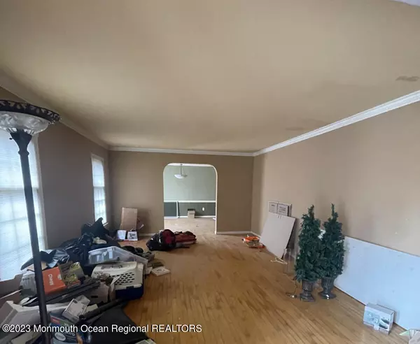 Holmdel, NJ 07733,11 Ladwood Drive