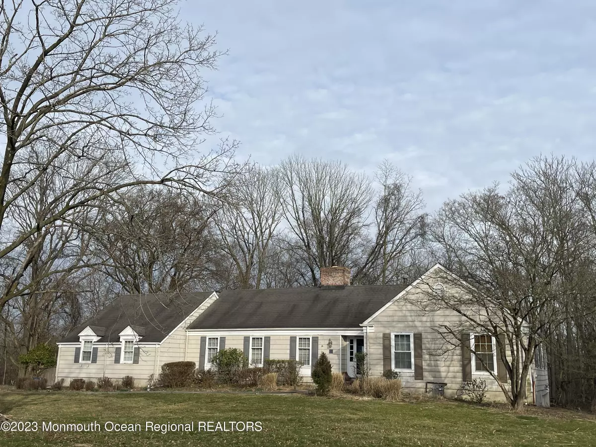 Holmdel, NJ 07733,11 Ladwood Drive