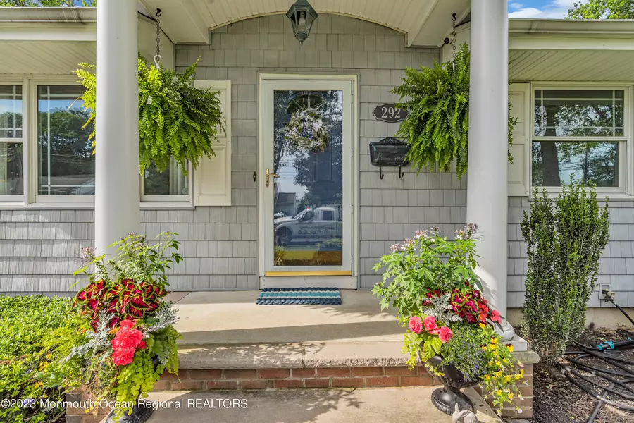 292 Edgemoor Road, Belford, NJ 07718