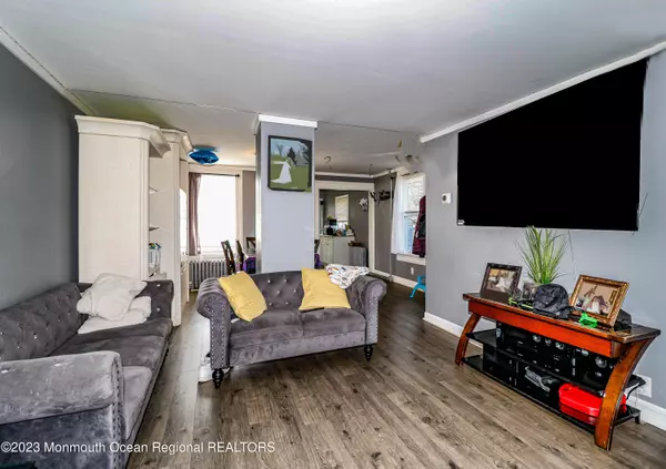 Keyport, NJ 07735,2 Chingarora Avenue