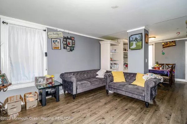 Keyport, NJ 07735,2 Chingarora Avenue