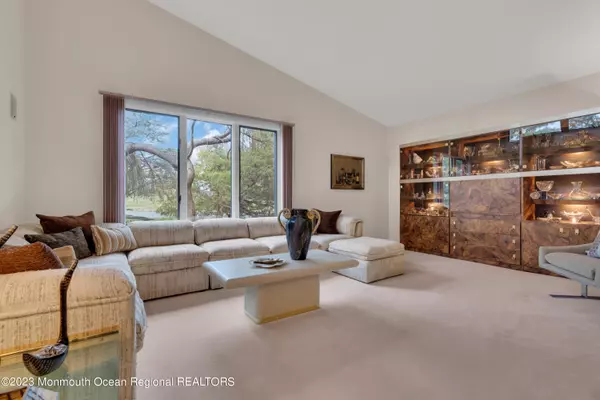 Holmdel, NJ 07733,3 Deer Pond Lane