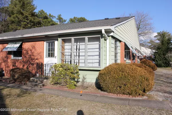 11 Monmouth Lane, Whiting, NJ 08759