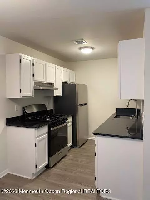 Keyport, NJ 07735,231 Atlantic Street #26