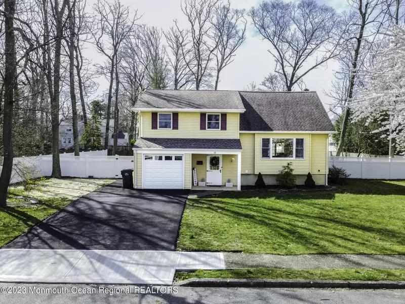 18 Roslyn Drive, Oakhurst, NJ 07755