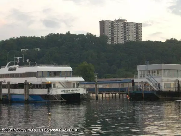 Highlands, NJ 07732,1 Scenic Drive #506