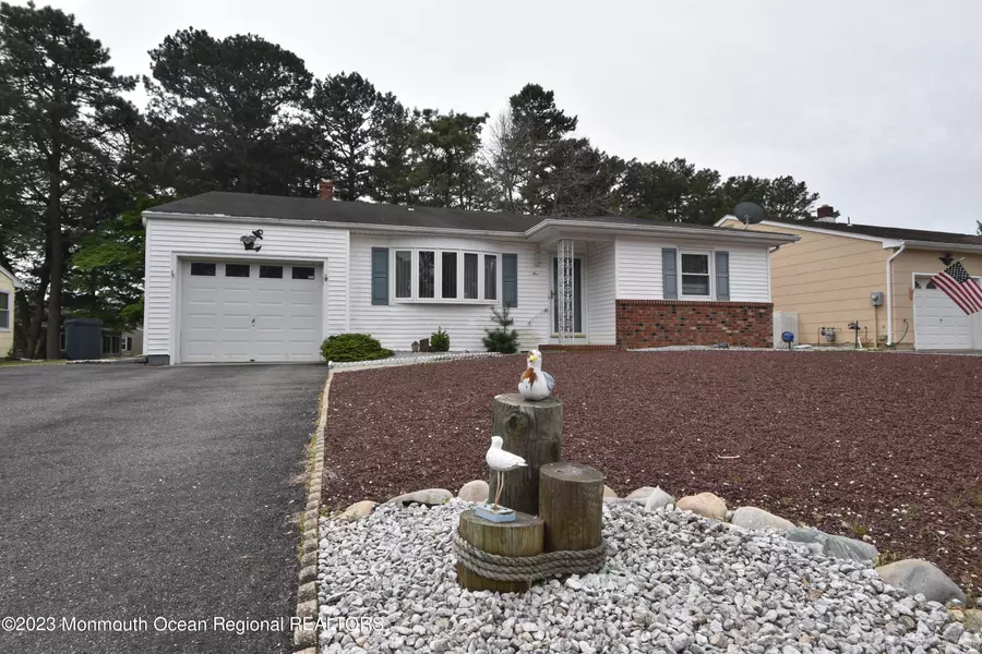 5 Caldwell Drive, Toms River, NJ 08757