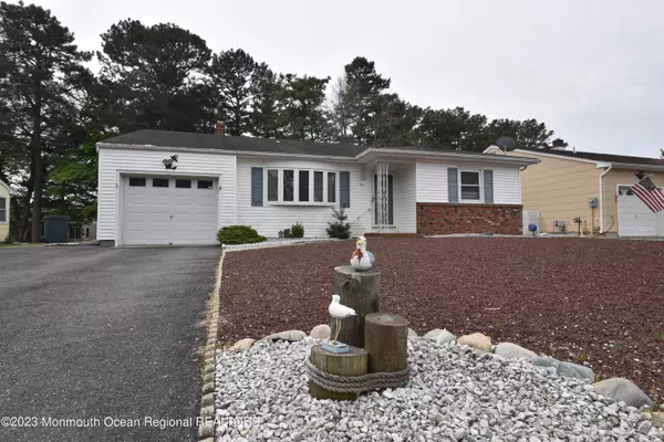 5 Caldwell Drive, Toms River, NJ 08757