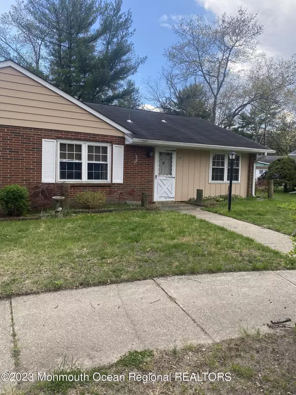 81 Dorchester Drive, Lakewood, NJ 08701