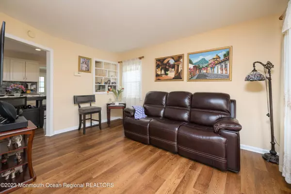 Hazlet, NJ 07730,33 Thorne Place