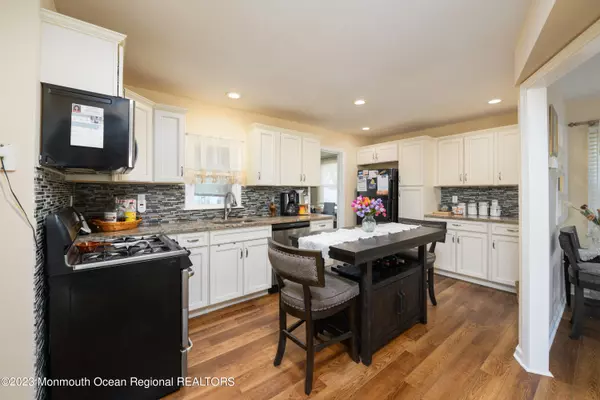 Hazlet, NJ 07730,33 Thorne Place