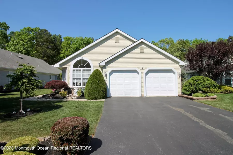 9 Skyline Drive, Lakewood, NJ 08701