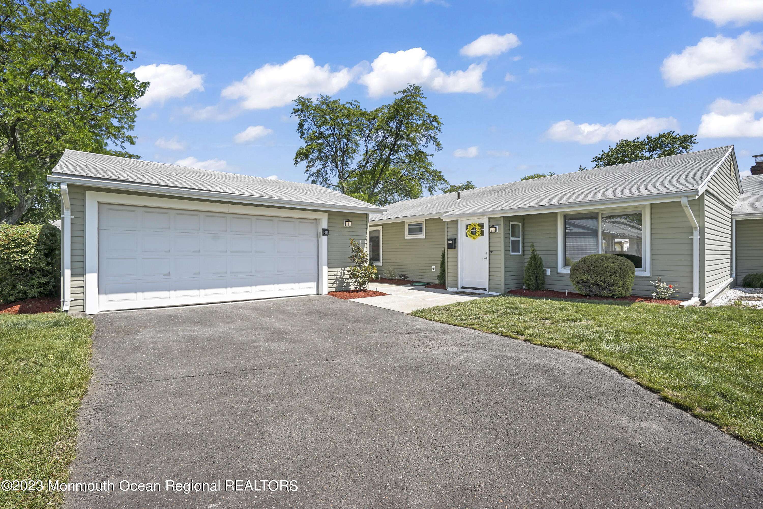 21 Celtis Plz #21A, Monroe, NJ 08831