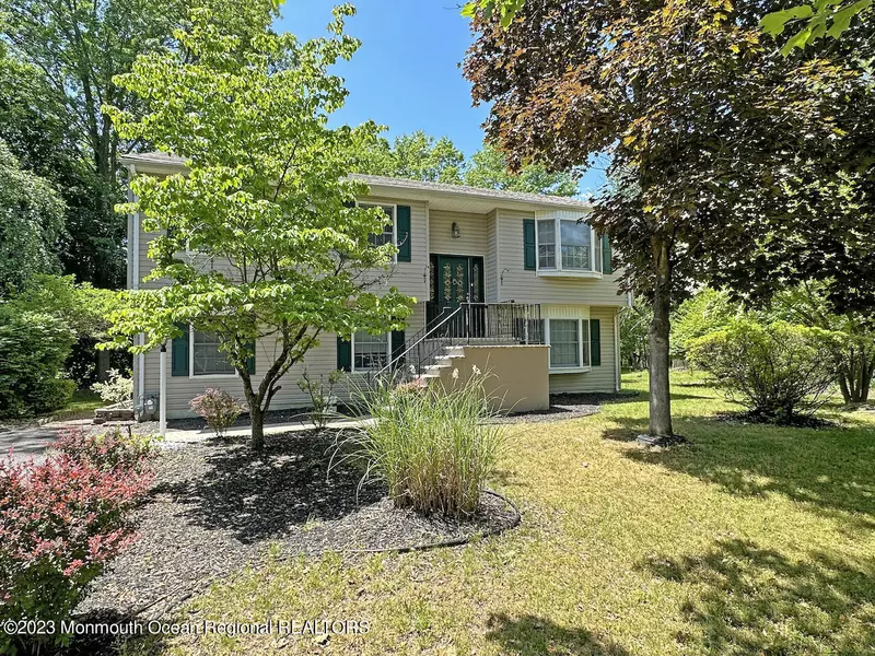 15 W Dey Street, Englishtown, NJ 07726