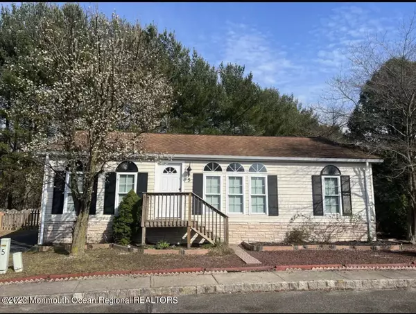 5 Snow Chief Court, Howell, NJ 07728