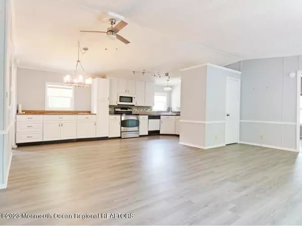 Manahawkin, NJ 08050,29 Oak Tree Lane