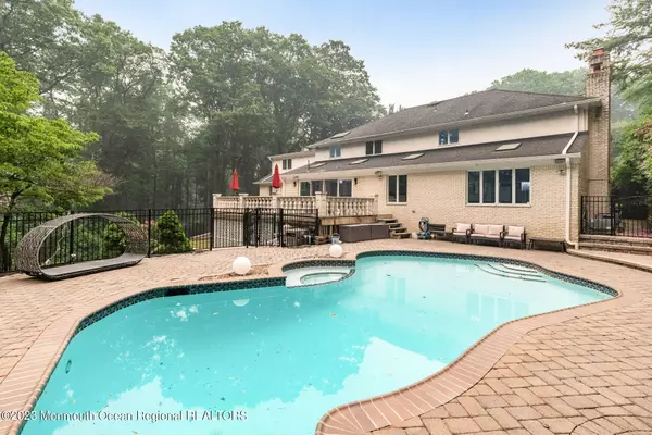 Holmdel, NJ 07733,2 Crossbrook Court