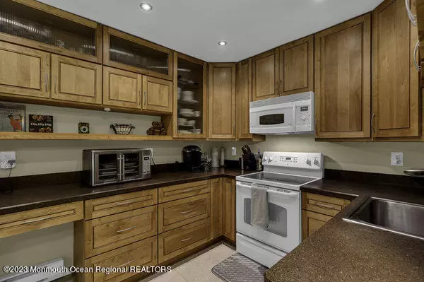 Red Bank, NJ 07701,17 Claremont Court