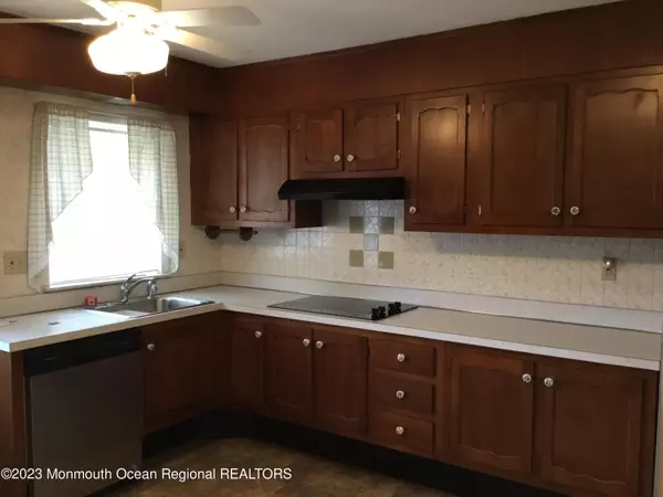 Lakewood, NJ 08701,575 Sheffield Court