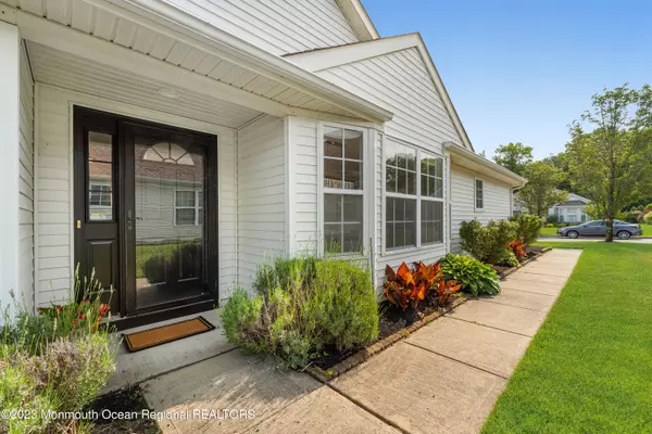 35 Ivy Hill Road, Lakewood, NJ 08701