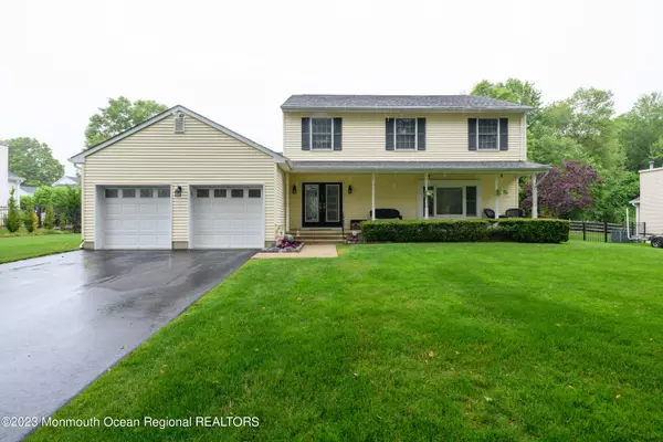 36 Ruset Lane, Farmingdale, NJ 07727