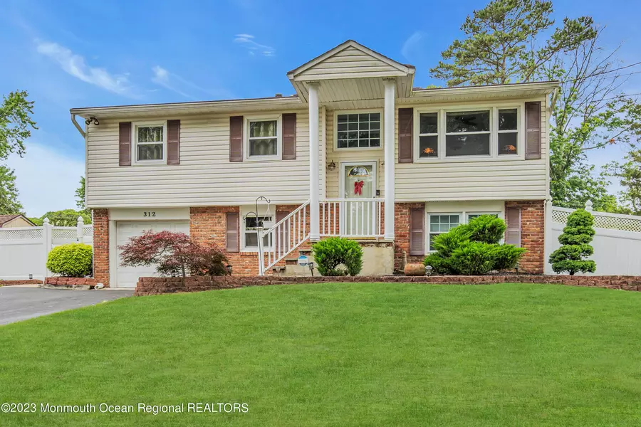 312 Neptune Avenue, Bayville, NJ 08721