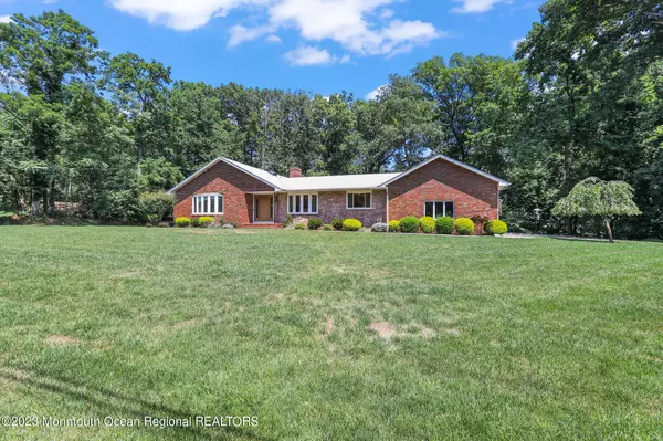 Holmdel, NJ 07733,17 Heyward Hills Drive