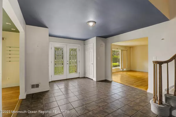 Manalapan, NJ 07726,1 Country Lane