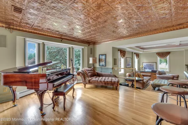 Manalapan, NJ 07726,32 Rowena Road