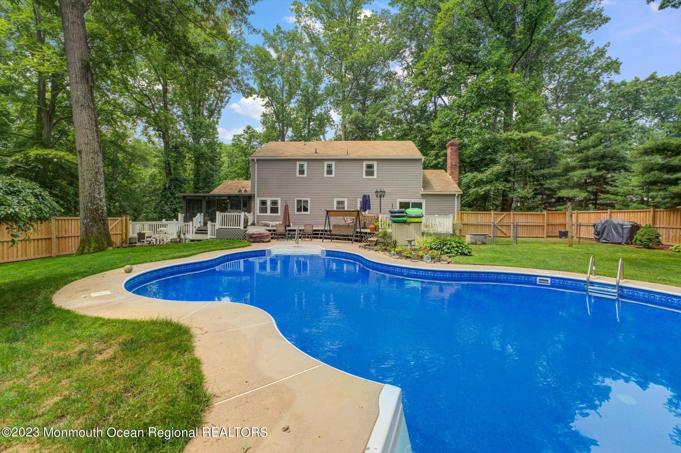 9 Lefferts Court, Middletown, NJ 07748