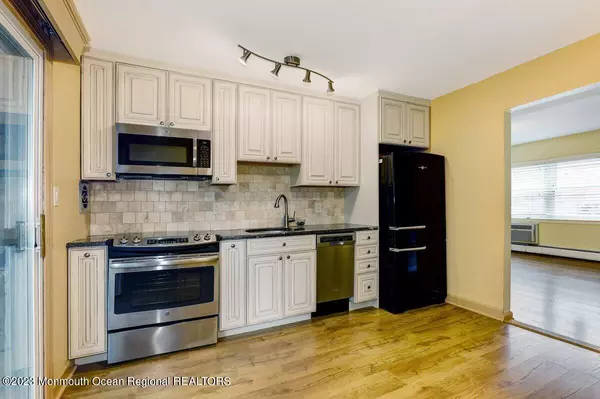 Atlantic Highlands, NJ 07716,7 King James Lane #7