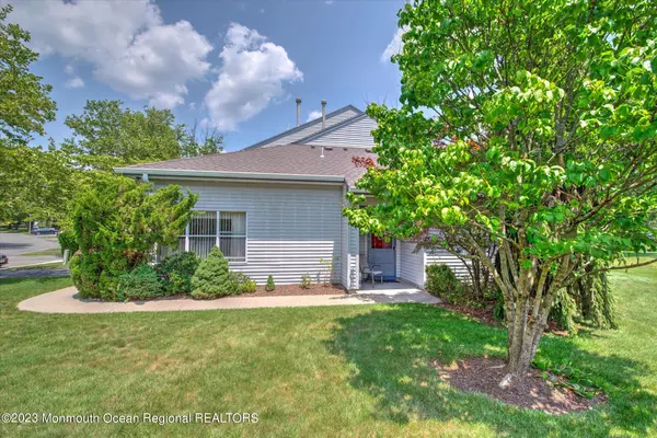 Englishtown, NJ 07726,186 Forsythia Lane