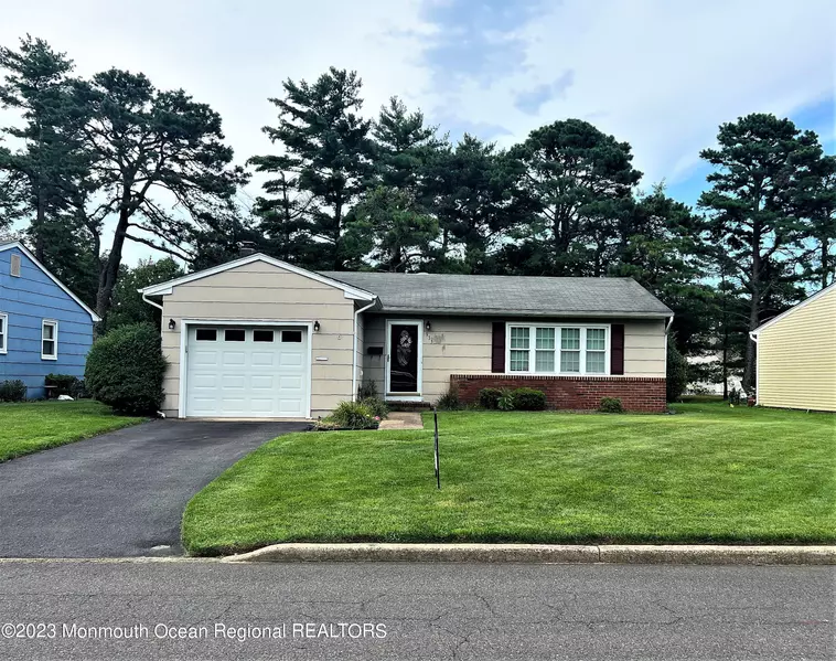 933 Edgebrook Drive N, Toms River, NJ 08757