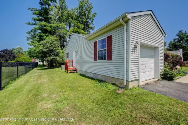 Farmingdale, NJ 07727,6 Custer Street