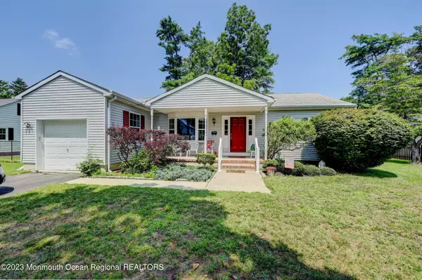 6 Custer Street, Farmingdale, NJ 07727