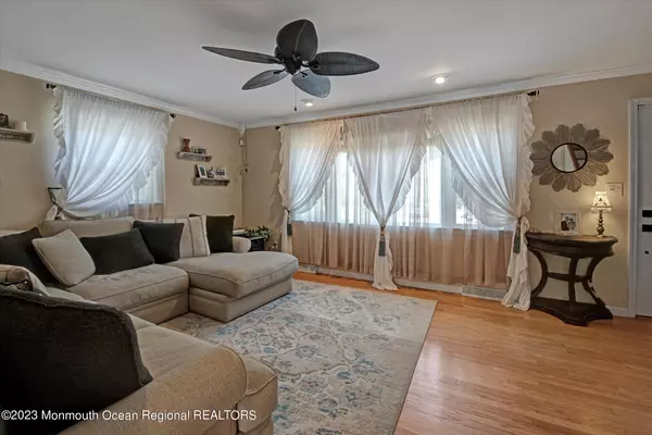 Oakhurst, NJ 07755,610 Dow Avenue