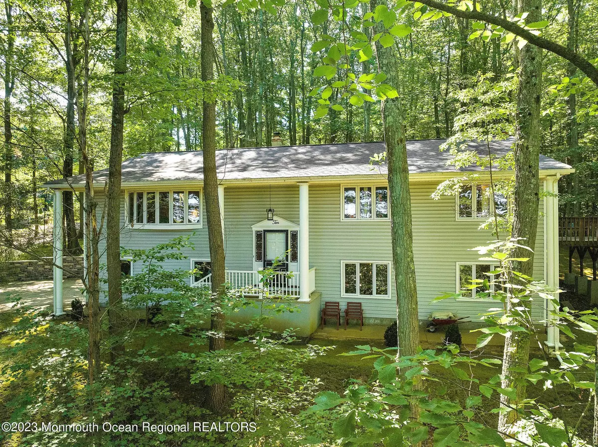 Holmdel, NJ 07733,10 Edgewood Drive