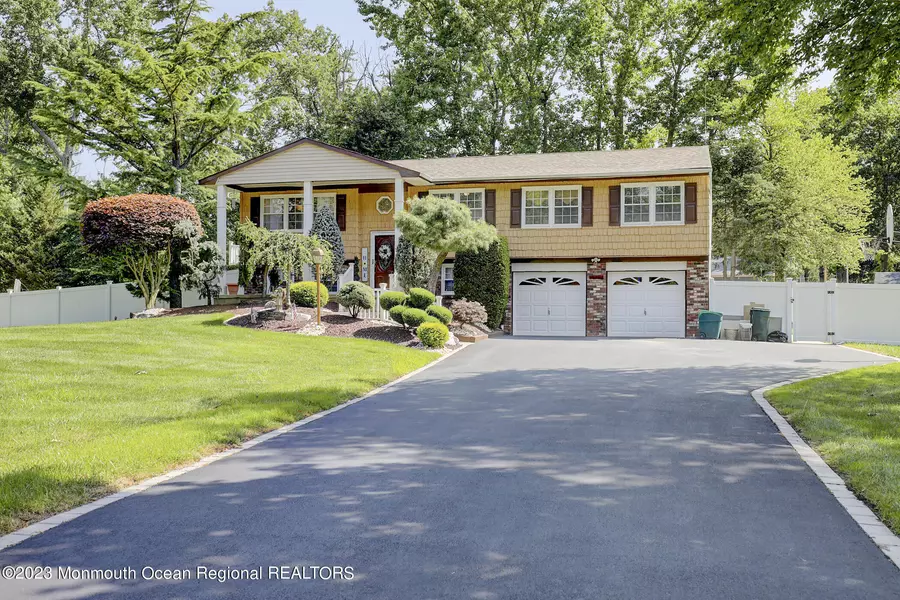 10 Blenheim Road, Manalapan, NJ 07726