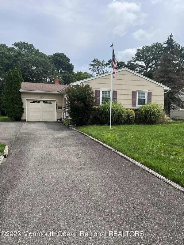 1011 E Edgebrook Drive, Toms River, NJ 08757