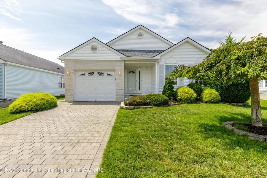 7 Cancun Street, Toms River, NJ 08757