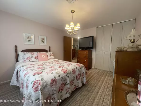 Lakewood, NJ 08701,470 Thornbury Court