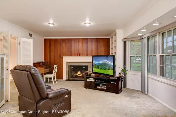 Aberdeen, NJ 07747,44 Courtland Lane