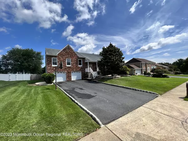 8 Paddock Court, Marlboro, NJ 07746